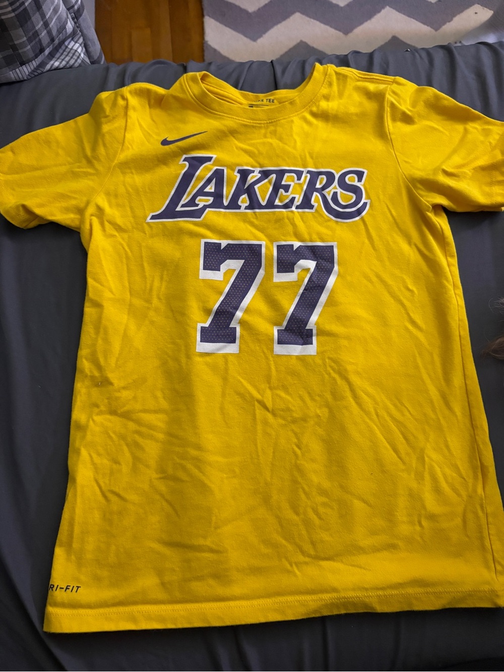 Nike Lakers Luka Doncic Jersey Tee (youth medium)